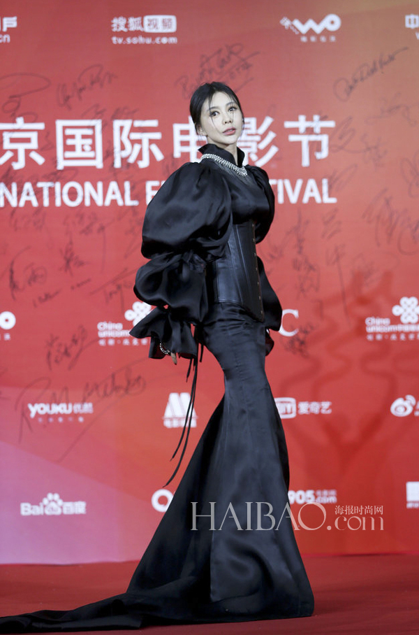 巩新亮亮相2014年第四届北京国际电影节的闭幕式红毯