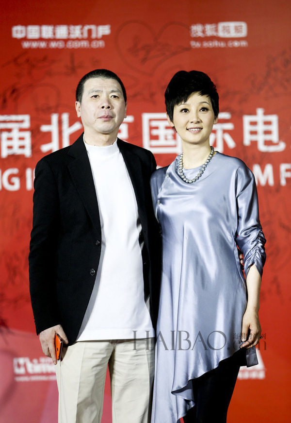 冯小刚、徐帆夫妇亮相2014年第四届北京国际电影节的闭幕式红毯