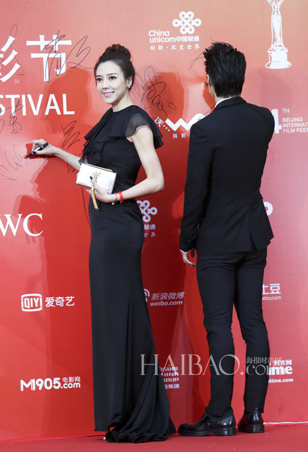 周韦彤亮相2014年第四届北京国际电影节的闭幕式红毯