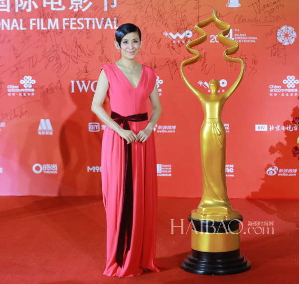 吴君如亮相2014年第四届北京国际电影节的闭幕式红毯