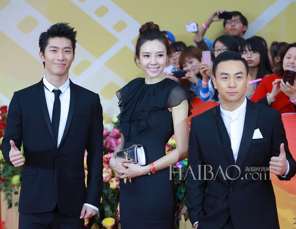 窦骁、周韦彤、释小龙亮相2014年第四届北京国际电影节的闭幕式红毯