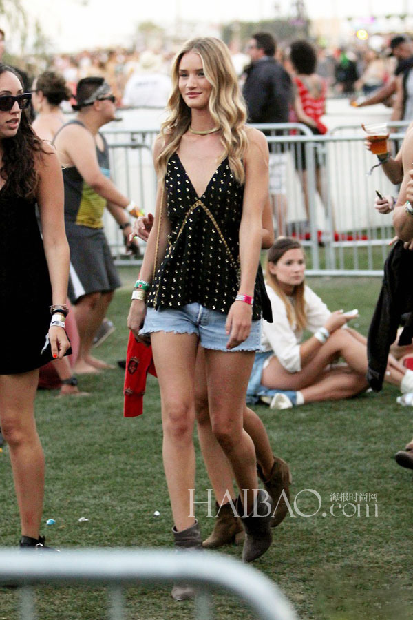 当地时间4月13日，罗西·汉丁顿-惠特莉 (Rosie Huntington-Whiteley) 身穿吊带Top配牛仔短裤现身2014年柯契拉 (Coachella) 音乐节。