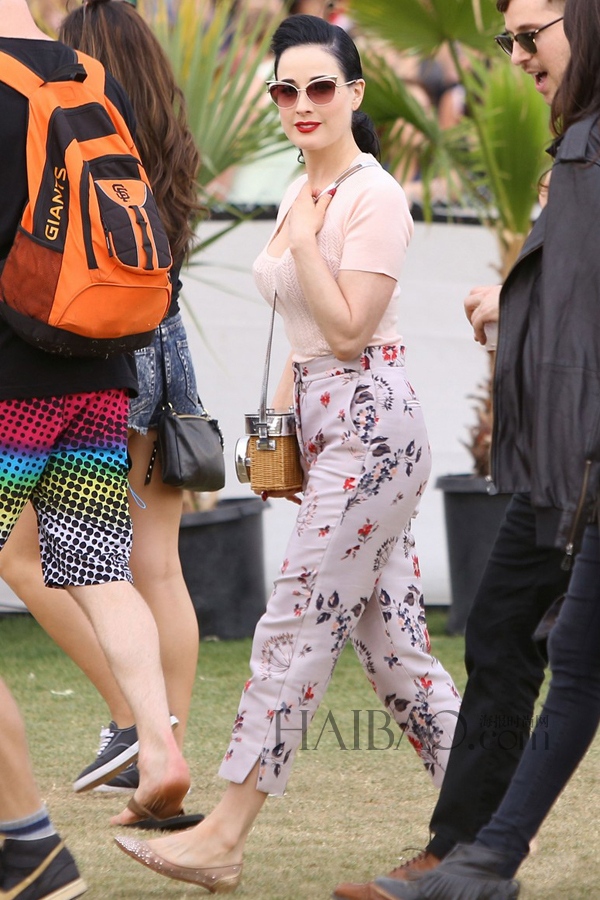 2014年科契拉 (Coachella) 音乐节第二周街拍：“舞娘”Dita Von Teese身穿印花裤亮相。