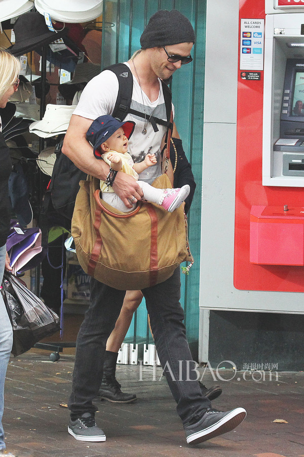  “锤哥”克里斯·海姆斯沃斯 (Chris Hemsworth) 带女儿外出