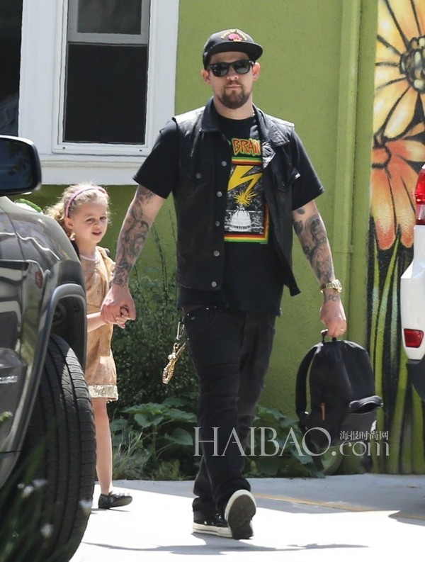 乔尔·马登 (Joel Madden) 与女儿一起外出