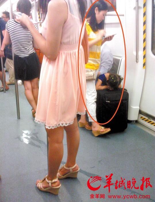 深圳地铁一女童车厢便溺 母亲一旁玩手机