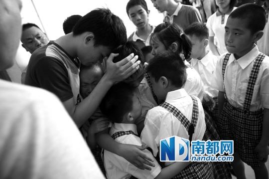 孤儿杨六斤哭喊着不愿走 仍被亲戚和政府带走