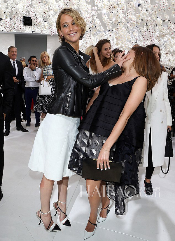 当地时间7月7日，詹妮弗·劳伦斯 (Jennifer Lawrence) 与艾玛·沃特森 (Emma Watson) 亮相2014秋冬巴黎高定时装周Dior秀场。