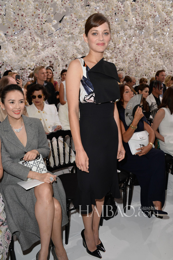 当地时间7月7日，影后玛丽昂·歌迪亚 (Marion Cotillard) 亮相2014秋冬巴黎高定时装周Dior秀场。