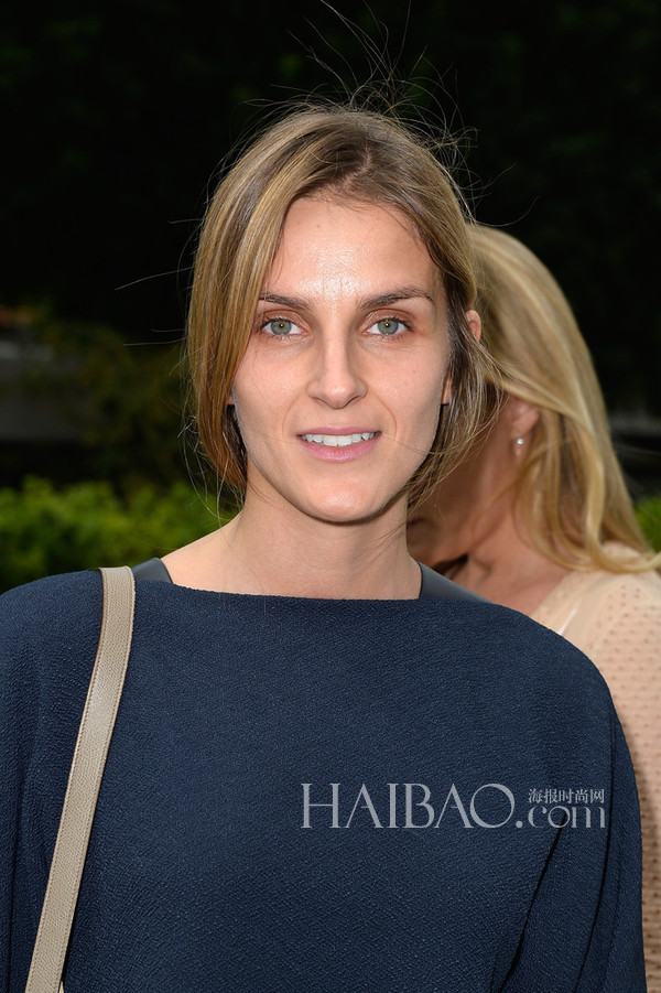当地时间7月7日，盖娅·雷波西 (Gaia Repossi)亮相2014秋冬巴黎高定时装周Dior秀场外