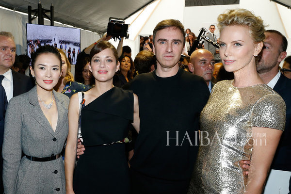 当地时间7月7日，章子怡、玛丽昂·歌迪亚 (Marion Cotillard) 、查理兹·塞隆 (Charlize Theron) 亮相2014秋冬巴黎高定时装周Dior秀场前排。