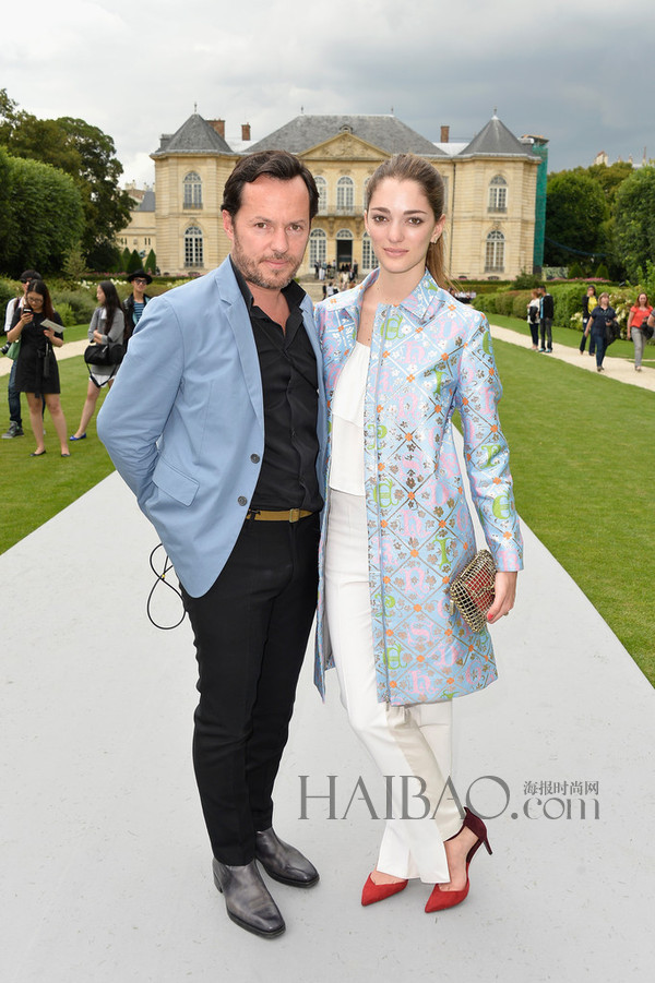 当地时间7月7日，Alex de Betak与It Girl索菲娅·桑切斯 (Sofia Sanchez) 亮相2014秋冬巴黎高定时装周Dior秀场