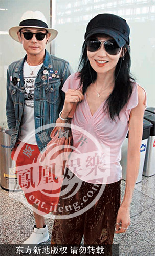 张曼玉-张曼玉当众下蹲 黑色内衣外露(图) 张曼玉-张曼玉当众下蹲 黑色内衣外露(图)