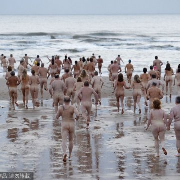 英350多人裸泳欲破世界纪录