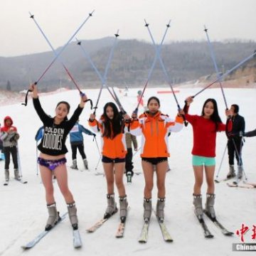 ＂无裤日＂：美女“冰天雪地”上演无裤滑雪