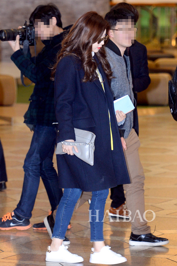 Girl's Day组合成员朴素珍2月5日韩国金浦机场街拍：身着Grey Yang蓝色大衣