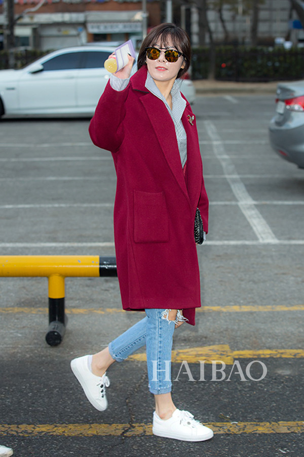 4minute组合成员金泫雅2月5日韩国KBS电视台外明星街拍：身着VOV红色大衣，搭配Carven白色运动鞋