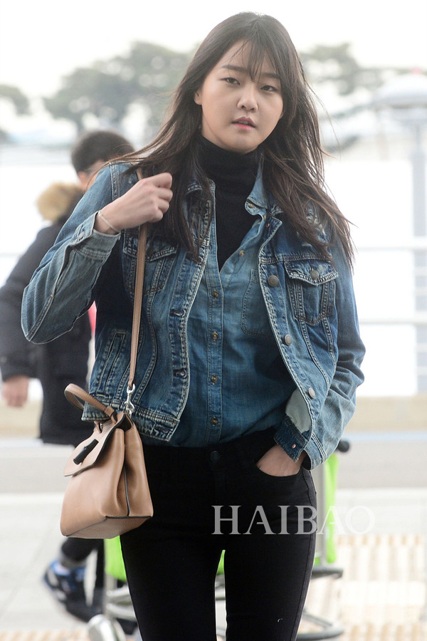 姜承贤2月22日韩国仁川机场街拍：身着American Eagle牛仔外套+单宁衬衫
