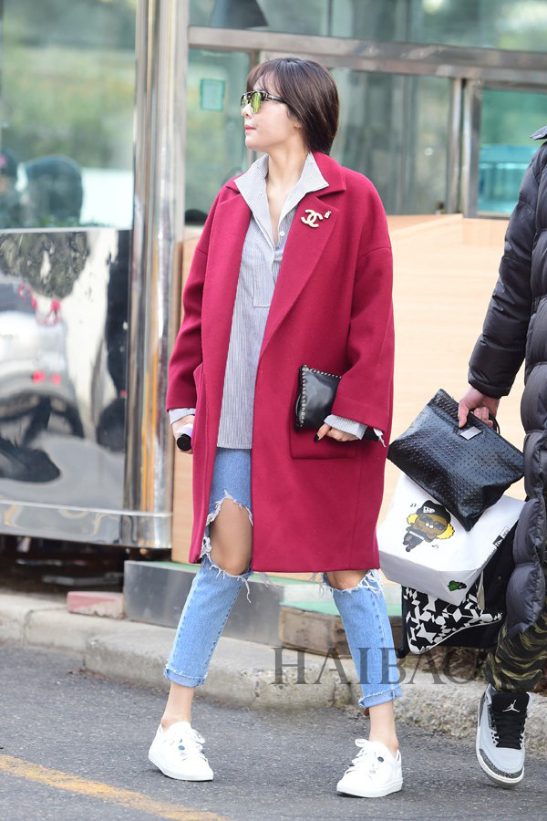 4minute组合成员金泫雅2月5日韩国KBS电视台外明星街拍：身着VOV红色大衣，搭配Carven白色运动鞋