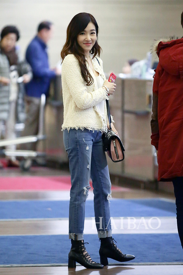 少女时代组合成员黄美英 (Tiffany) 2月22日韩国仁川机场街拍：拎Karl Lagerfeld手袋飞夏威夷