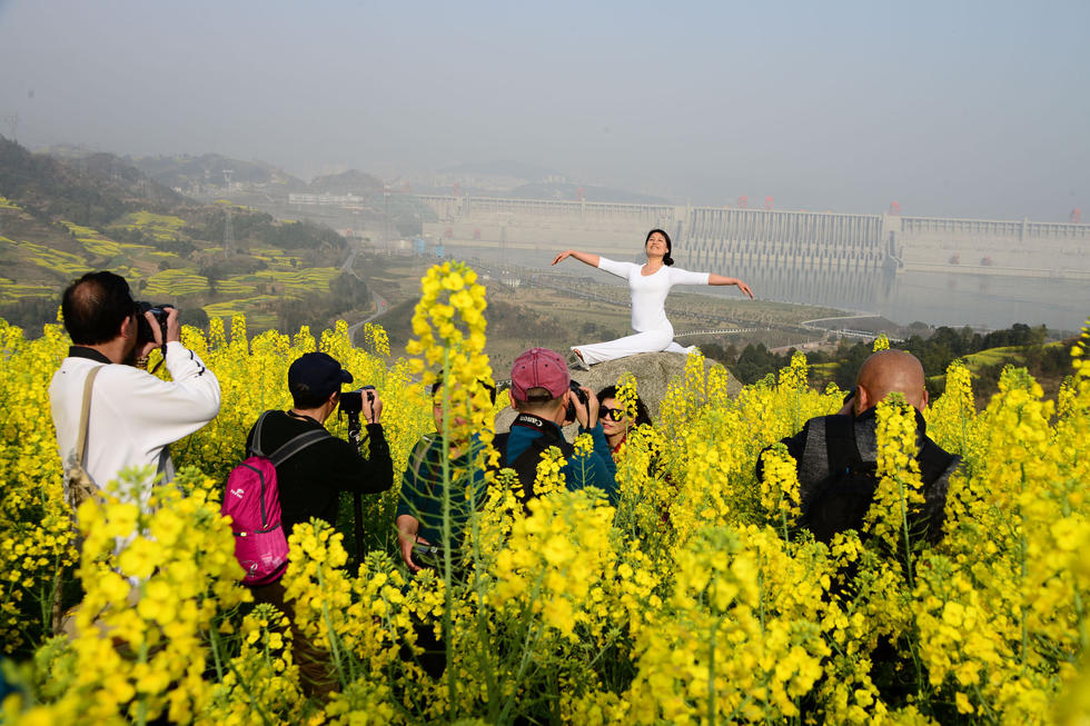 湖北大妈三峡大坝前练瑜伽秀身材引游客围观