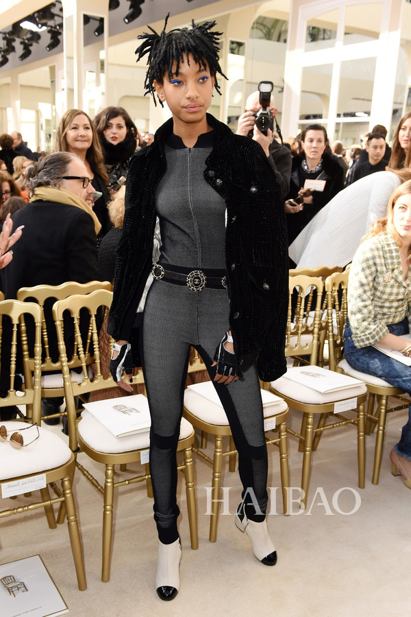 维罗·史密斯 (Willow Smith) 现身2016秋冬巴黎时装周Chanel秀场