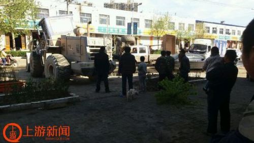 河北行唐县城铲车当街混战 官方:正在调查(图)