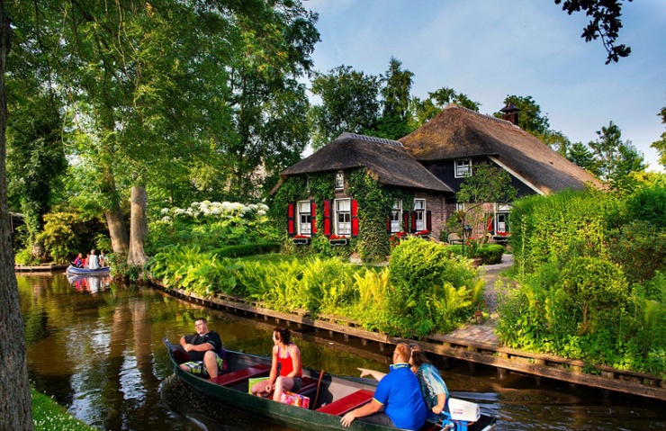 坐落于荷兰上艾瑟尔省的羊角村，是一个宁静的、童话般的、没有道路和汽车的水上村庄。人们前往古朴民居和公