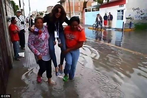 墨西哥女记者报道洪水怕湿鞋 让灾民抬自己走
