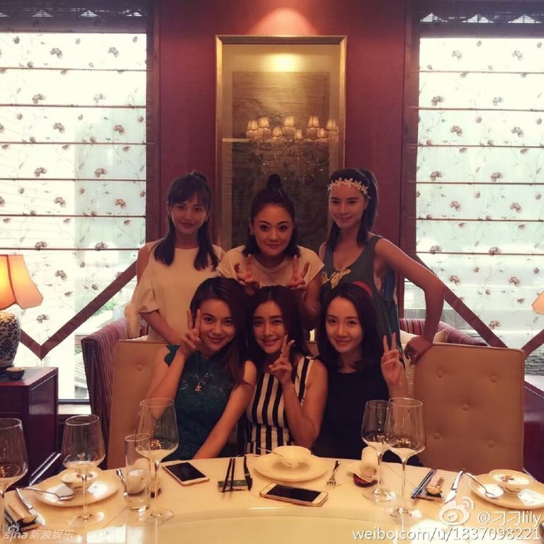 点击查看源网页 三十五岁秦岚美艳庆生 霍思燕等姐妹团养眼