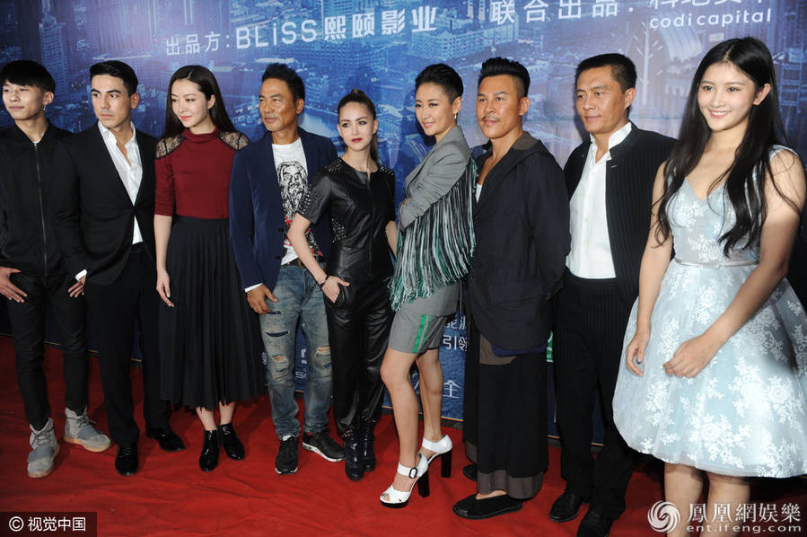 昆凌红唇烟熏妆酷劲足 “紧盯”精灵王子奥兰多