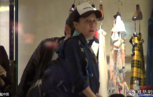 2月20日，忙里偷闲的刘嘉玲现身香港，头戴鸭舌帽，一身运动服打扮再配上素颜，跟一位男性友人结伴到名店选购春装。52岁的刘嘉玲素颜出镜，有网友直呼认不出。