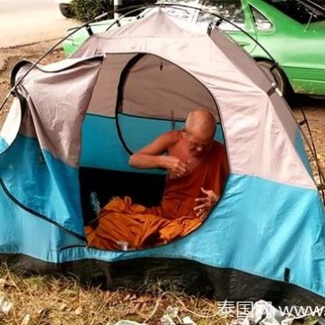 6旬僧人路边搭帐篷 喝能量饮料看色情片