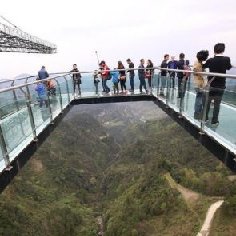 重庆80米玻璃悬廊对外开放 有望破世界纪录