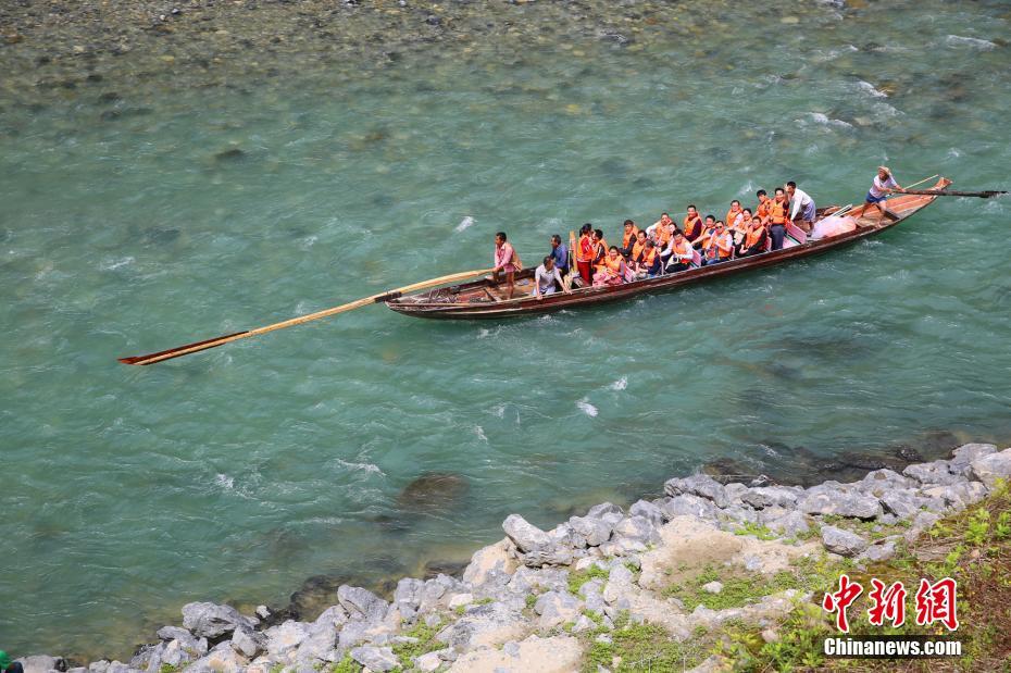 长江三峡纤夫文化节开幕 游客体验原始拉纤
