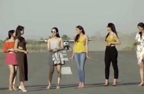 9名女模在跑道拍片 身后一架飞机冲了过来
