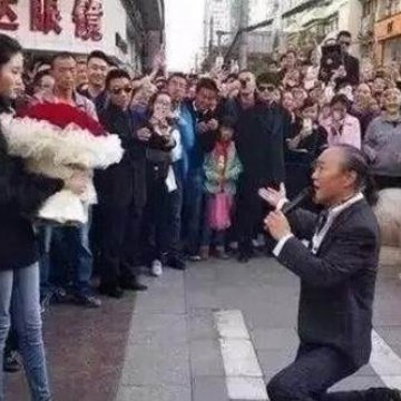 60岁大爷 街头求婚90后，结果让所有人惊呆了！