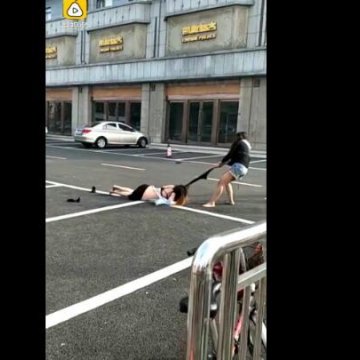 江苏常州金坛汽车东站两女子当街互撕只剩内衣 警察制止