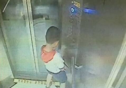 六岁男孩尿停电梯