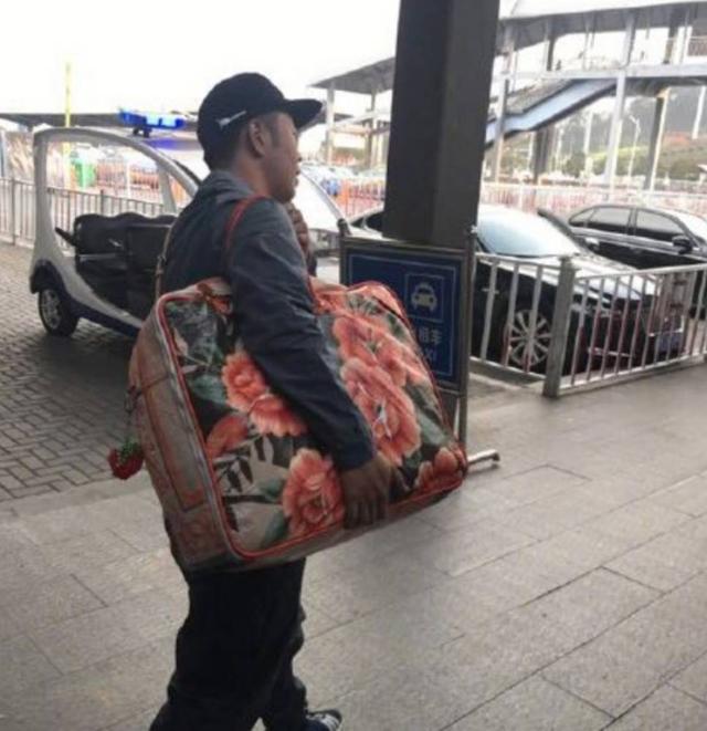 杜海涛背这个2万多的名牌包，网友：像回家过年的农民！