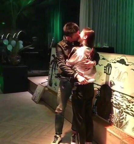恋爱-谌龙求婚成功 王适娴满脸幸福(组图) 恋爱-谌龙求婚成功 王适娴满脸幸福(组图)