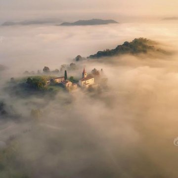 摄影师航拍威尼斯大雾风光 教堂云海中矗立似童话世界