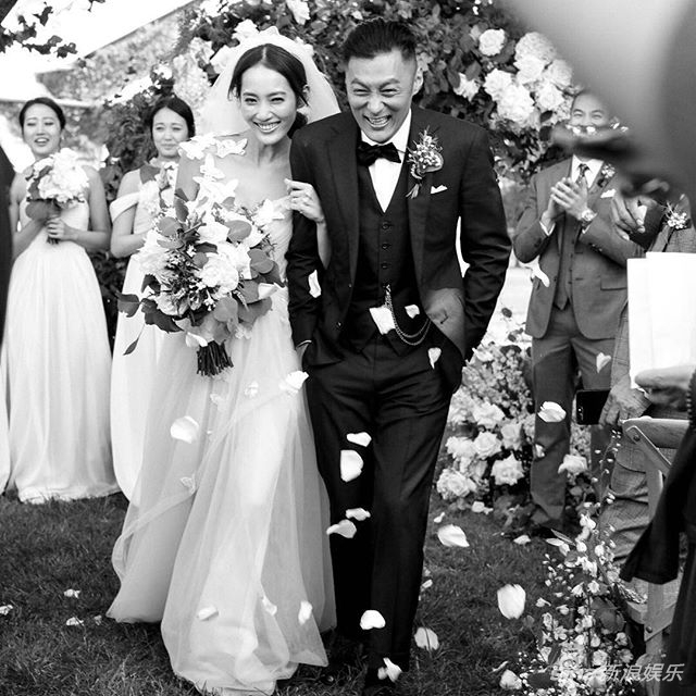 余文乐王棠云结婚照新鲜出炉 把新娘抱高高亲吻超浪漫!