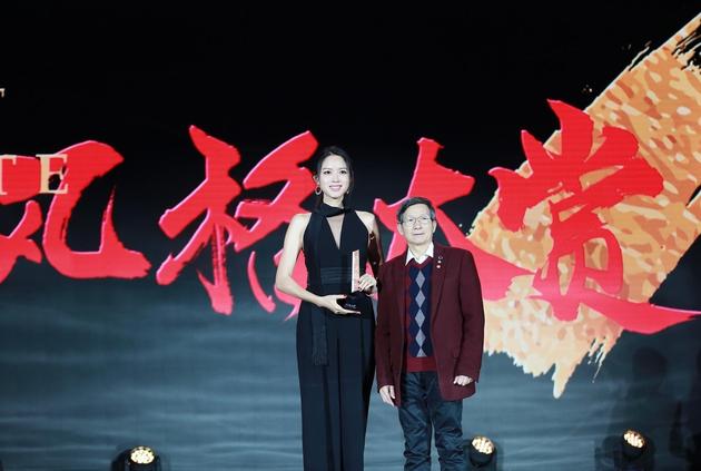知名艺术家黄建南先生（右一）为张梓琳（左一）颁奖
