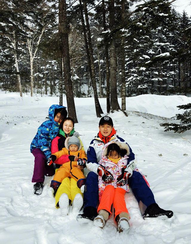 佟大为一家五口冰天雪地里度假，弟弟难得出镜却写满了不高兴！