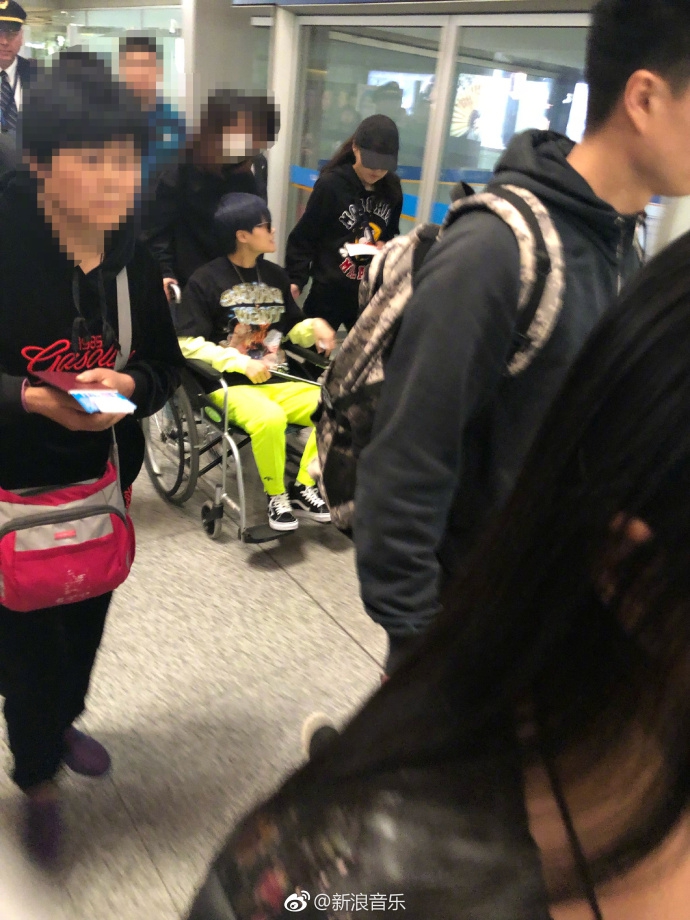 李宇春坐轮椅现身机场 将飞成都准备演唱会