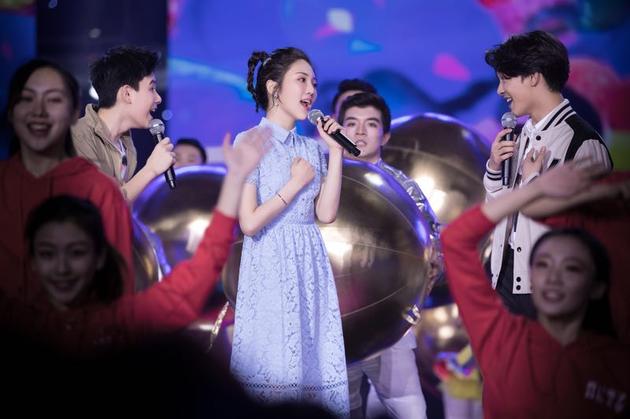 张凯丽女儿张可盈献唱五四晚会 传递青年正能量