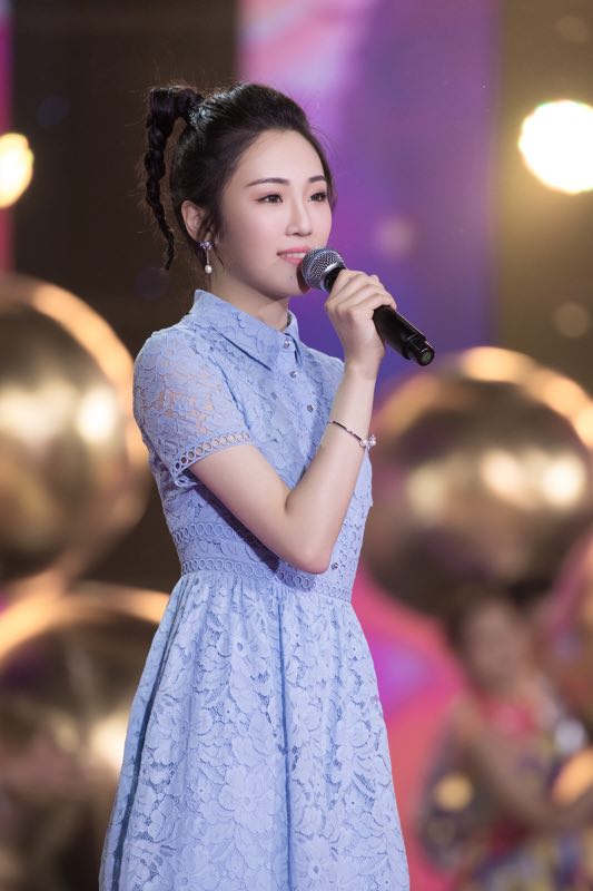 张凯丽女儿张可盈献唱五四晚会 传递青年正能量