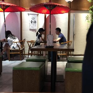 刘强东夫妻三里屯喝下午茶 奶茶妹妹拿冰淇淋甜望老公