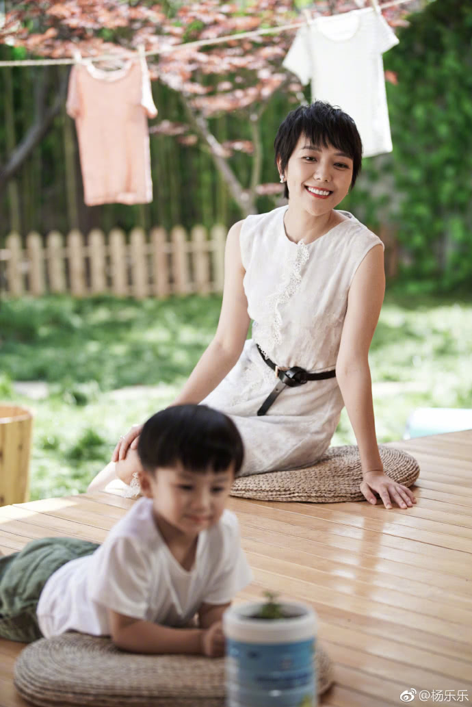 杨乐乐携儿子拍摄亲子写真，四岁的小沐沐跟爸爸汪涵如复制粘贴